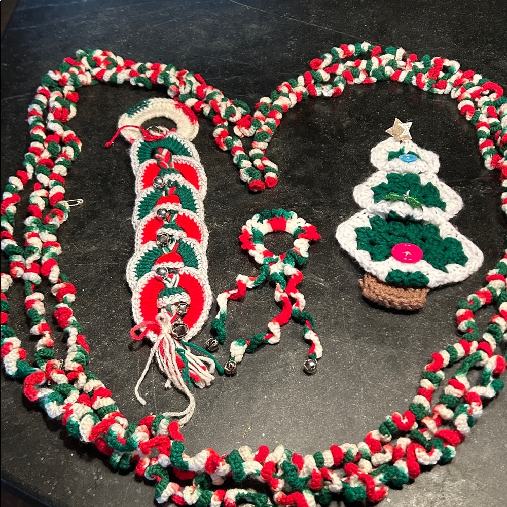 4 piece Lot Hand Crocheted Christmas Decor 2 Wall Hangers & Yards of Garland MCM